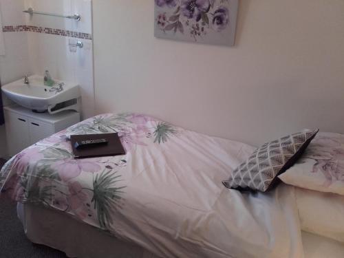 Кровать или кровати в номере Clumber House Hotel