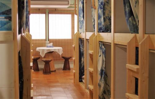 Habitación con paredes de madera y mesa. en Kichinan en Osaka