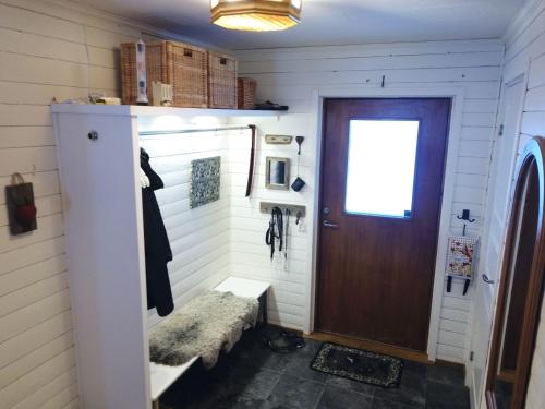 einen Flur mit Tür und Fenster in der Unterkunft Klimpfjälls hus & lägenhet in Klimpfjäll