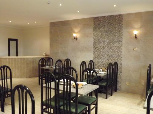 فندق مايوركا  في القاهرة: غرفة طعام مع كراسي وطاولات في مطعم