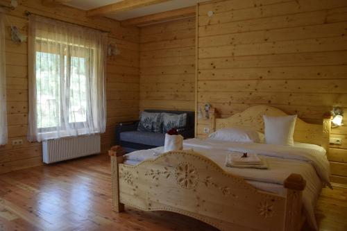 a bedroom with a bed in a log cabin at VIOLETTA in Slavske