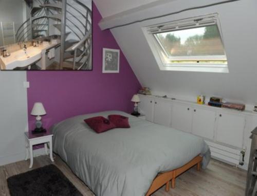 a bedroom with purple walls and a bed and a sink at Le Jardin des Roches in Moigny