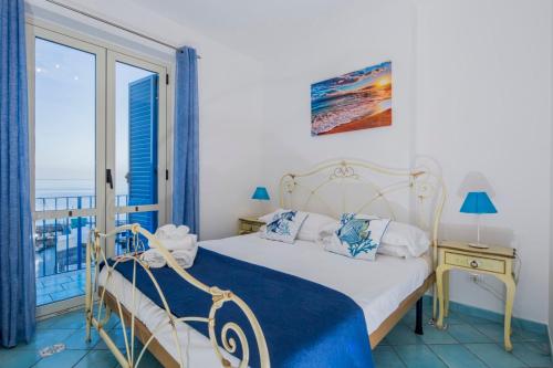 een slaapkamer met een bed en een balkon bij Marina Grande,102 - Blue Horizon Sorrento in Sorrento