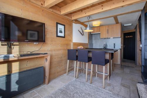 Val Thorens - Cosy Duplex avec Vue Silveralp 218にあるキッチンまたは簡易キッチン