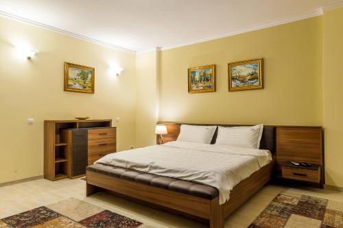 1 dormitorio con 1 cama y TV en IRIS LUXURY, en Olimp