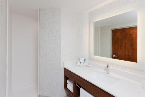 Et badeværelse på Holiday Inn Express Hotel & Suites Montgomery Boyd-Cooper Parkway, an IHG Hotel