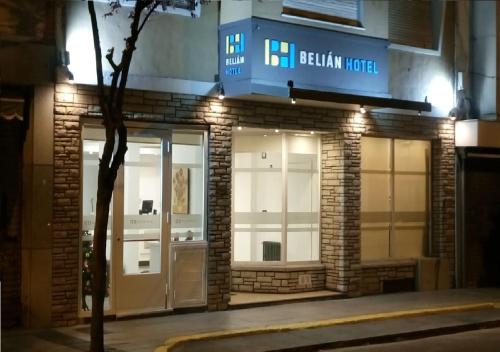 un edificio de ladrillo con una señal azul en Belián Hotel en Mar del Plata