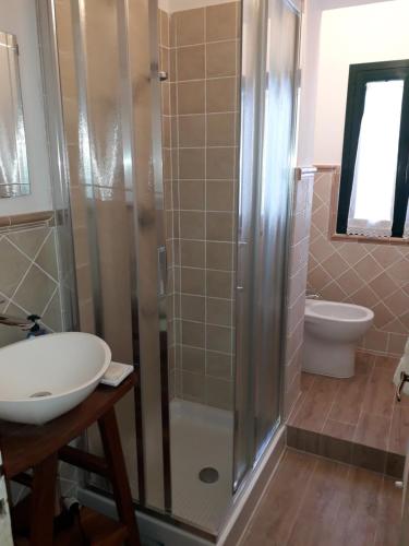 La salle de bains est pourvue d'une douche, d'un lavabo et de toilettes. dans l'établissement Dinas House Tuscany Holidays, à Terricciola