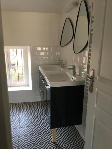 een badkamer met een wastafel en een spiegel bij "Le Cocon" - 3 chambres et terrasse, centre-ville in Castelsarrasin