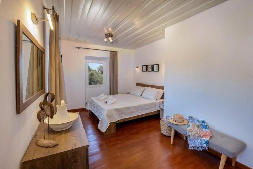 Ένα ή περισσότερα κρεβάτια σε δωμάτιο στο Villa Constadina Large Private Pool AC WiFi