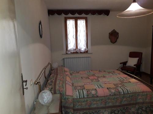 - une chambre avec un lit et une fenêtre dans l'établissement Dinas House Tuscany Holidays, à Terricciola