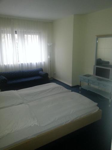 Letto o letti in una camera di Hotelgarni Frankfurt