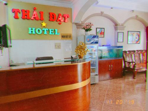 un restaurant avec un panneau indiquant l'hôtel dans l'établissement Thai Dat Hotel, à Hô-Chi-Minh-Ville