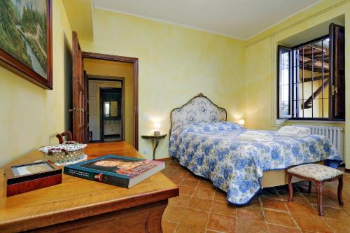 ローマにあるL'Oasi di Baalのベッドルーム1室(ベッド1台、テーブル、本付)