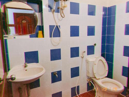 La salle de bains est pourvue de toilettes et d'un lavabo. dans l'établissement Thai Dat Hotel, à Hô-Chi-Minh-Ville
