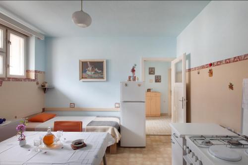 eine Küche und ein Wohnzimmer mit einem weißen Kühlschrank in der Unterkunft RUŽA in Makarska