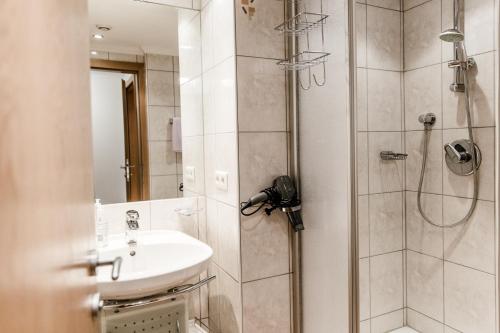 y baño con ducha y lavamanos. en Appartement Grüner Fidelis, en Sölden