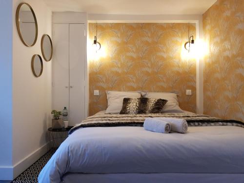 - une chambre avec un grand lit et 2 oreillers dans l'établissement Le P'tit gousset, à Donville-les-Bains