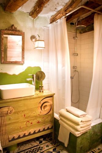 a bathroom with a sink and a shower and a toilet at Casa Jardín in Navalsaz