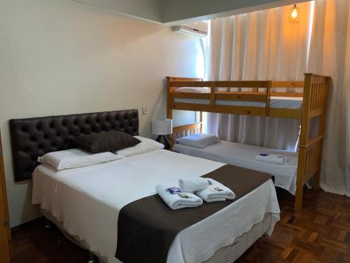Poschodová posteľ alebo postele v izbe v ubytovaní Roll Inn Hotel