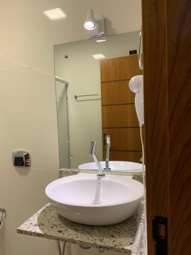 Een badkamer bij Roll Inn Hotel