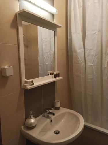 A bathroom at Emerald Buddha Apartment