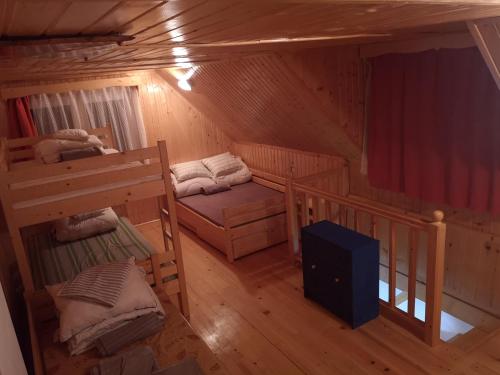 a room with two bunk beds in a cabin at Karak Apartman in Harghita-Băi