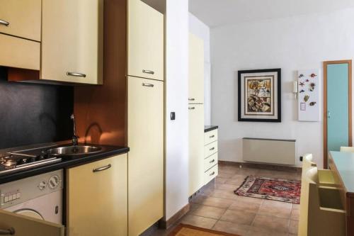 une cuisine avec des armoires blanches et un évier dans l'établissement Nice center apartment, Place Masséna, à Nice