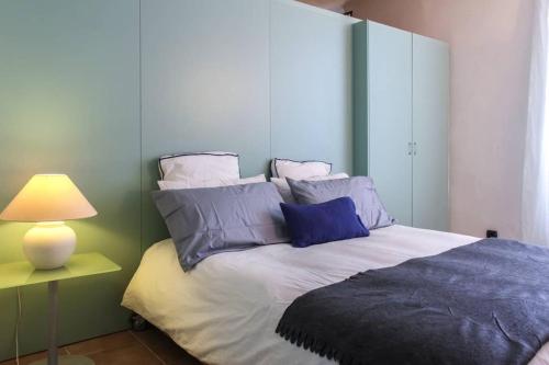 - une chambre dotée d'un lit avec un mur bleu dans l'établissement Nice center apartment, Place Masséna, à Nice