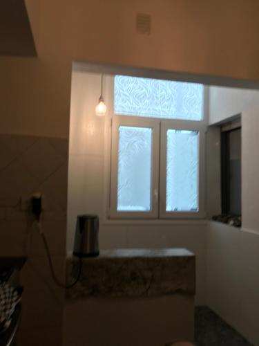 Baño con ventana y lámpara al lado en departamento de 1 dormitorios , excelente ubicacion en La Plata