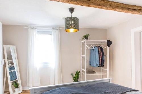 ein Schlafzimmer mit einem weißen Regal und einem Spiegel in der Unterkunft Lober´s Ferienhaus **** in Bretzenheim