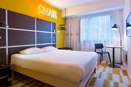 Cama o camas de una habitación en ibis Styles Massy Opéra