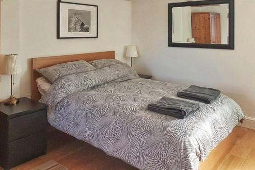 ein Schlafzimmer mit einem Bett mit zwei Kissen darauf in der Unterkunft Modern Studio Apartment Near Town Centre in Poole