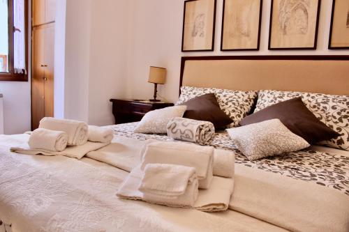 ein Bett mit Handtüchern und Kissen darauf in der Unterkunft Ca' All'Arco in Venedig