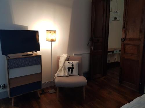 - une chambre avec une chaise et un oreiller pour chat dans l'établissement VANILLE CAFE CHOCOLAT, à Bagnères-de-Bigorre