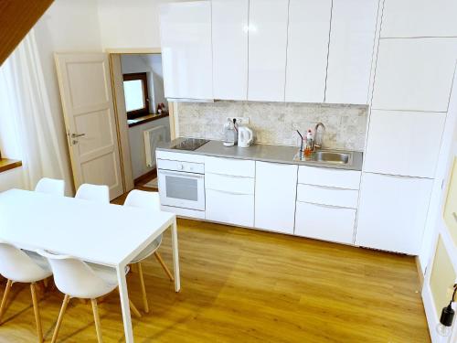 Kuchyňa alebo kuchynka v ubytovaní Mezonetový apartmán ve skandinávském stylu