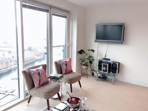 Телевизор и/или развлекательный центр в Beach on the doorstep Meridian Tower Marina Swansea