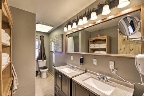 ein Badezimmer mit 2 Waschbecken und einem Spiegel in der Unterkunft Centennial Cabin with Hot Tub, Sauna and Pool Table! in Centennial