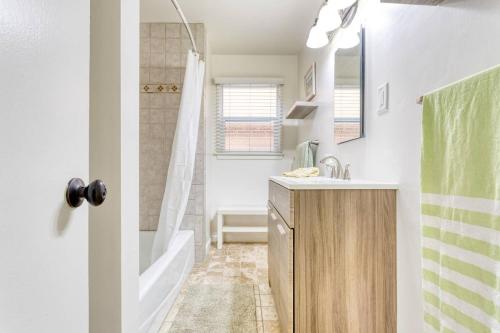 Et badeværelse på New Beach Jewel Bungalow