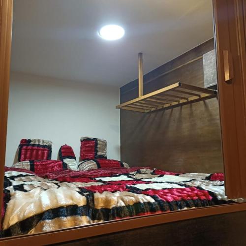 Ένα ή περισσότερα κρεβάτια σε δωμάτιο στο PETRA Cabin Dorms Hostel