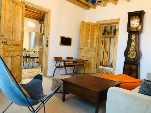 - un salon avec un canapé et un réveil dans l'établissement La ferme de mon enfance, à Villechétif