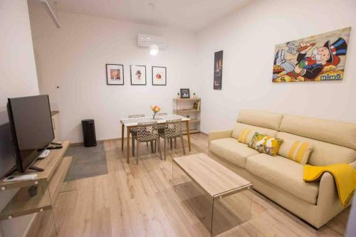 un salon avec un canapé et une table dans l'établissement La Cour du Faubourg 1 (LCDF1), à Strasbourg