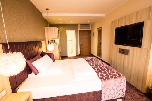 a bedroom with a large white bed in a room at Top Hotel Hammer - Mainz Hauptbahnhof in Mainz