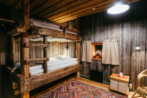 Ollero Eco Lodge (including a glass igloo) tesisinde bir ranza yatağı veya ranza yatakları