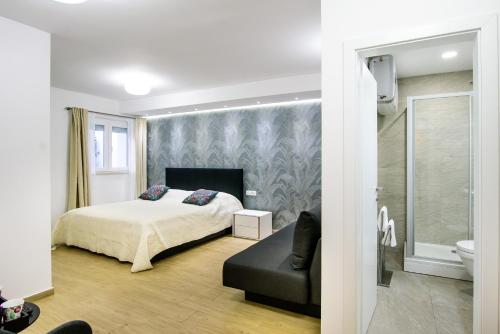 - une chambre avec un lit, un canapé et des toilettes dans l'établissement Dubrovnik Spectrum Rooms, à Dubrovnik