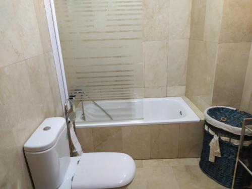a bathroom with a toilet and a bath tub at Alojamiento en Villanueva Serena 2 dormitorios in Villanueva de la Serena