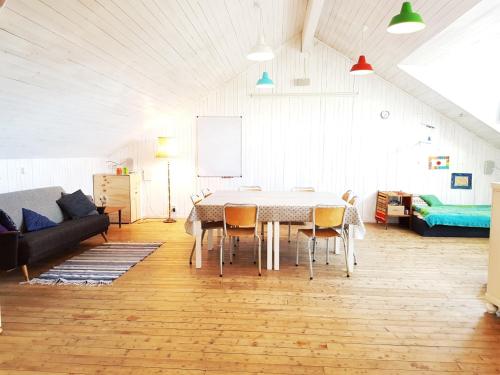 ein Wohnzimmer mit einem Tisch und einem Sofa in der Unterkunft Drengestua på Flagstad Østre in Hamar