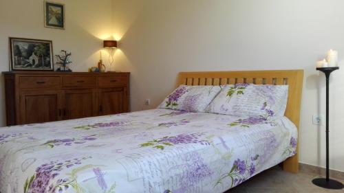 Uma cama ou camas num quarto em Apartment Bigovo