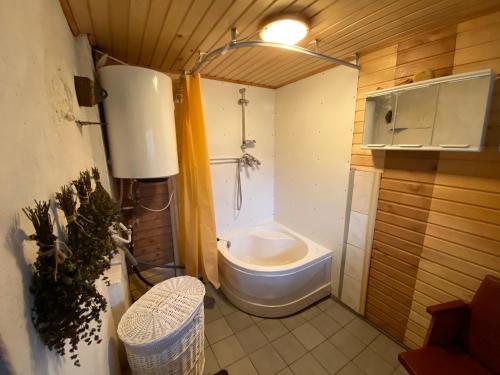 Ένα μπάνιο στο Bright and cosy place at rustic house