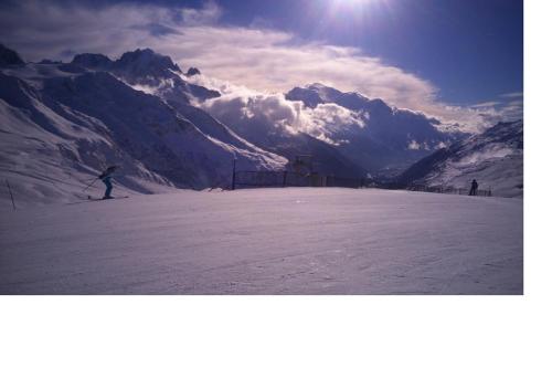 a person is skiing down a snow covered mountain at Le cocon du Catogne proche Martigny Verbier - Netflix - in Les Valettes